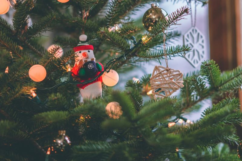 Brighten up the Holidays: Tips for Decorating an Artificial Christmas Tree with Glass Ornaments