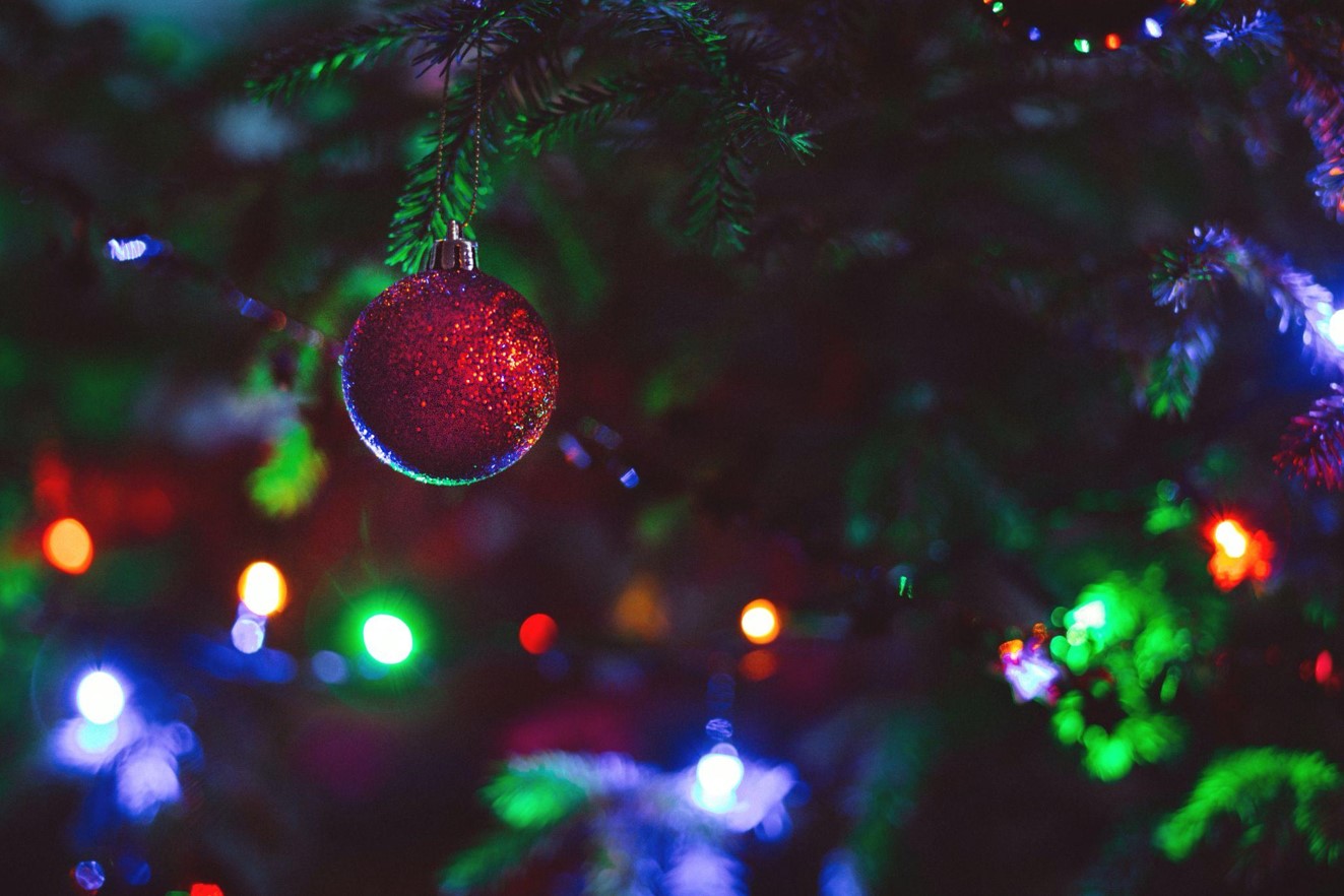 Choosing the Perfect Christmas Tree Skirt and Ornaments